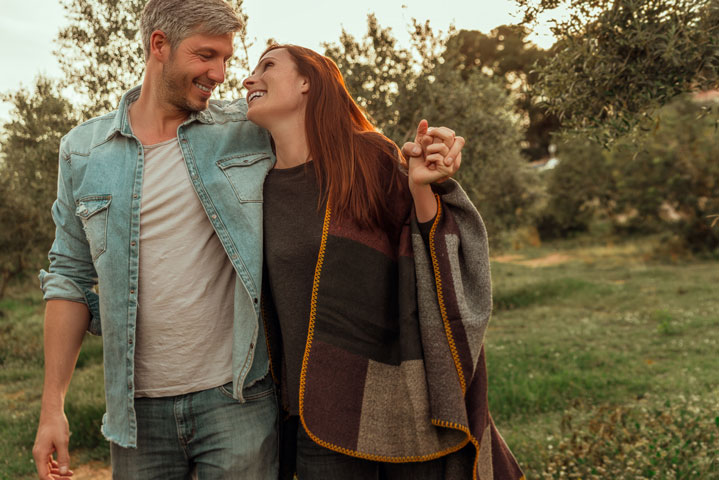 happy-lifestyle-couple-PNFEYL8